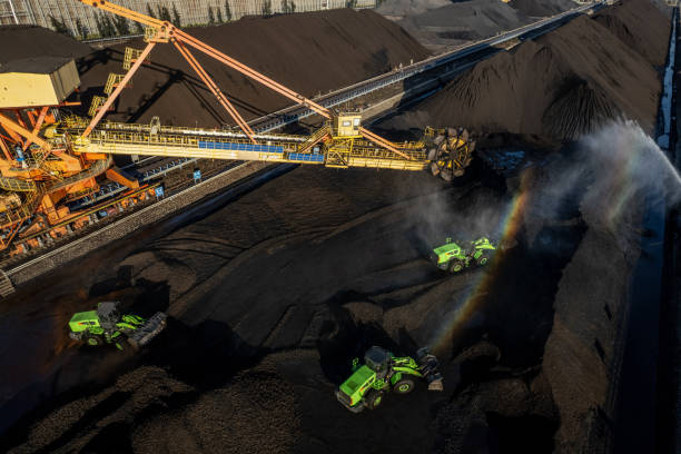 The mechanical equipment and transport vehicles in the coal mine are transporting coal